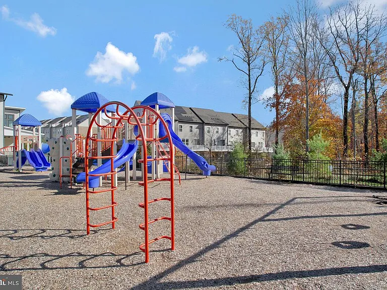 130 Capital Ct — Photo 37