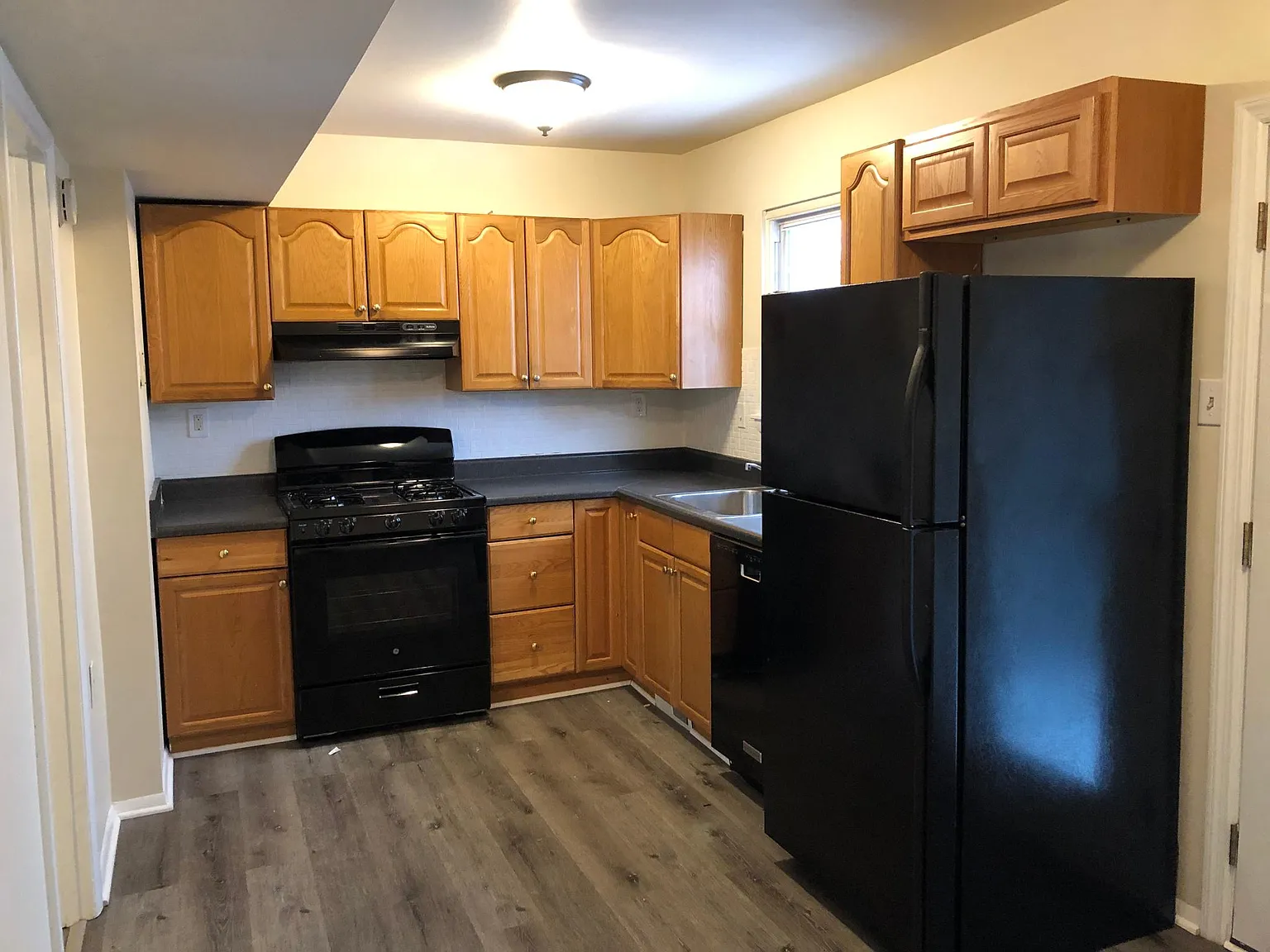 3 bed, 1.5 bath, 1100 sqft, $2,400 — Photo 3