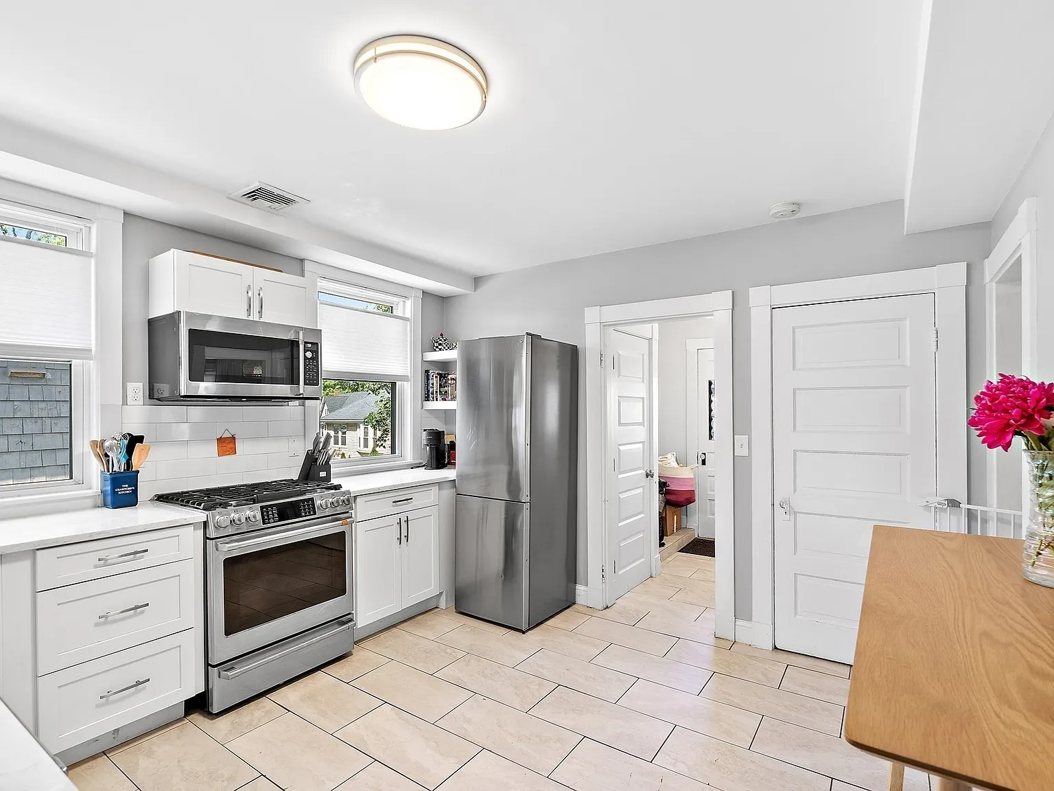 4 bed, 2.0 bath, 1940 sqft, $4,200 — Photo 4