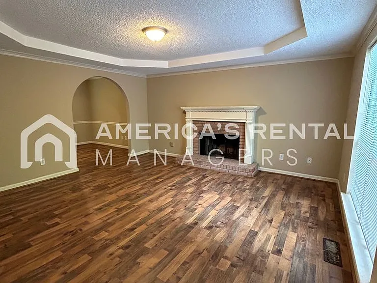 211 Winterberry Ln — Photo 3