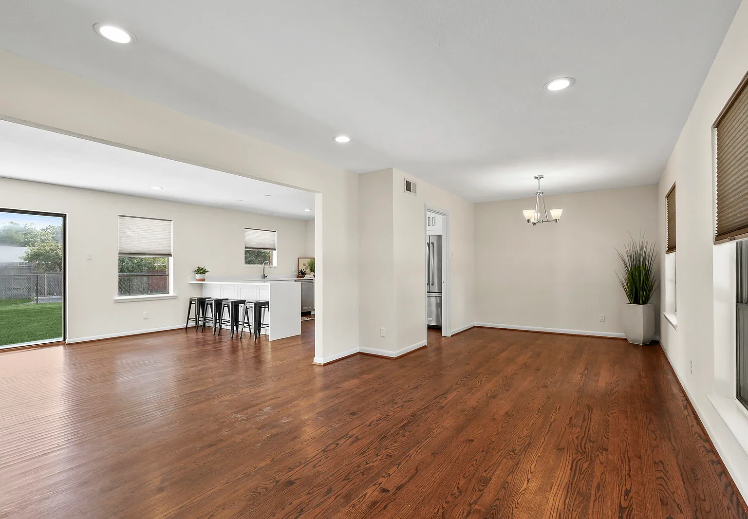 3 bed, 1595 sqft, $2,350 — Photo 3