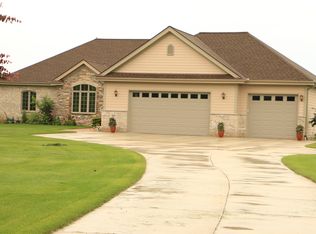 322 92nd St, Franksville, WI 53126