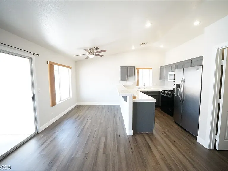 916 Clubview Dr — Photo 8