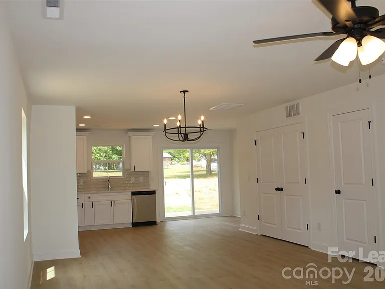 574 W Park Ave #A — Photo 8