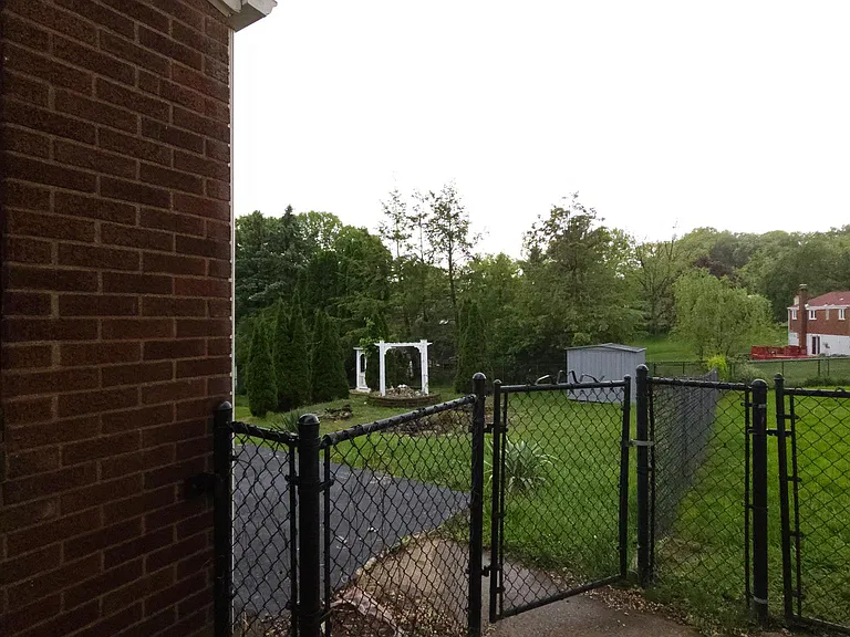 324 Streets Run Rd — Photo 2