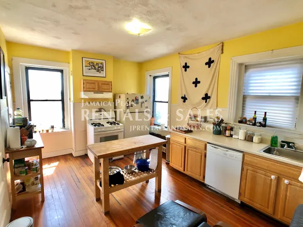 5 Glen Rd APT 402, Boston, MA 02130