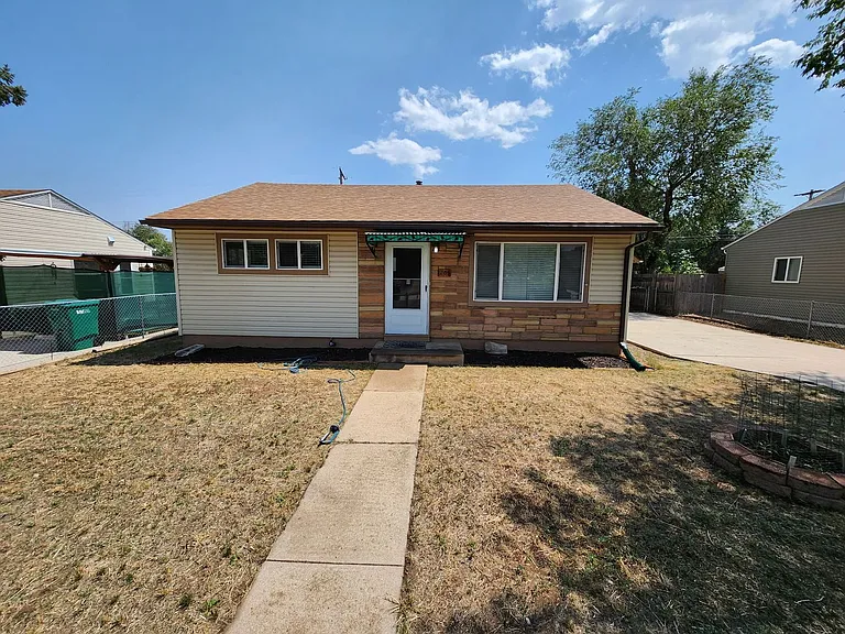 1205 Aspen Ave — Photo 1