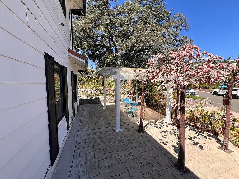 912 Yosemite Ln — Photo 5