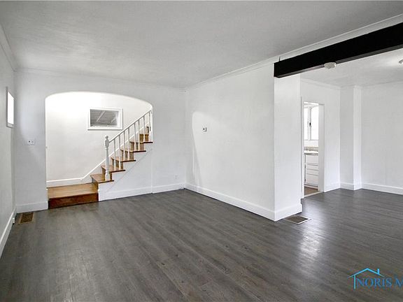 3rd image of 3522 Hazelhurst Ave