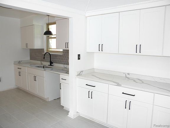 3rd image of 3914 Balfour Rd