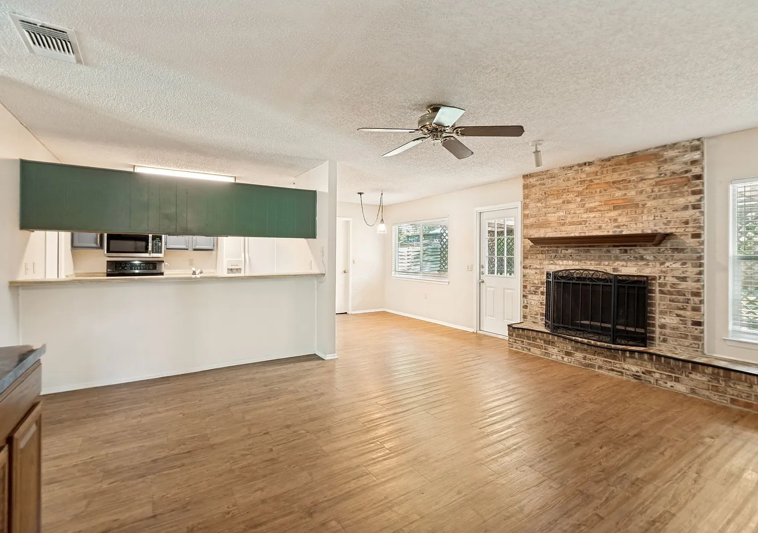 3-Bedroom, Single Story Home In High Country — Photo 4
