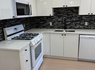 1880 Palmerston Ave #3, West Vancouver, BC V7V 2V5