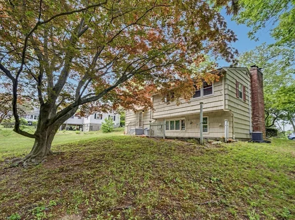 26 Arlington Rd, Burlington, MA 01803
