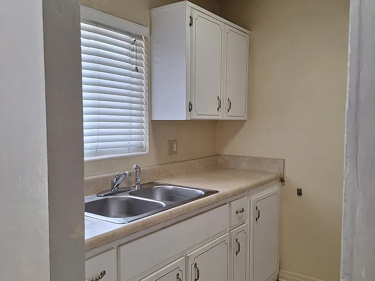303 Ridge Blvd — Photo 4
