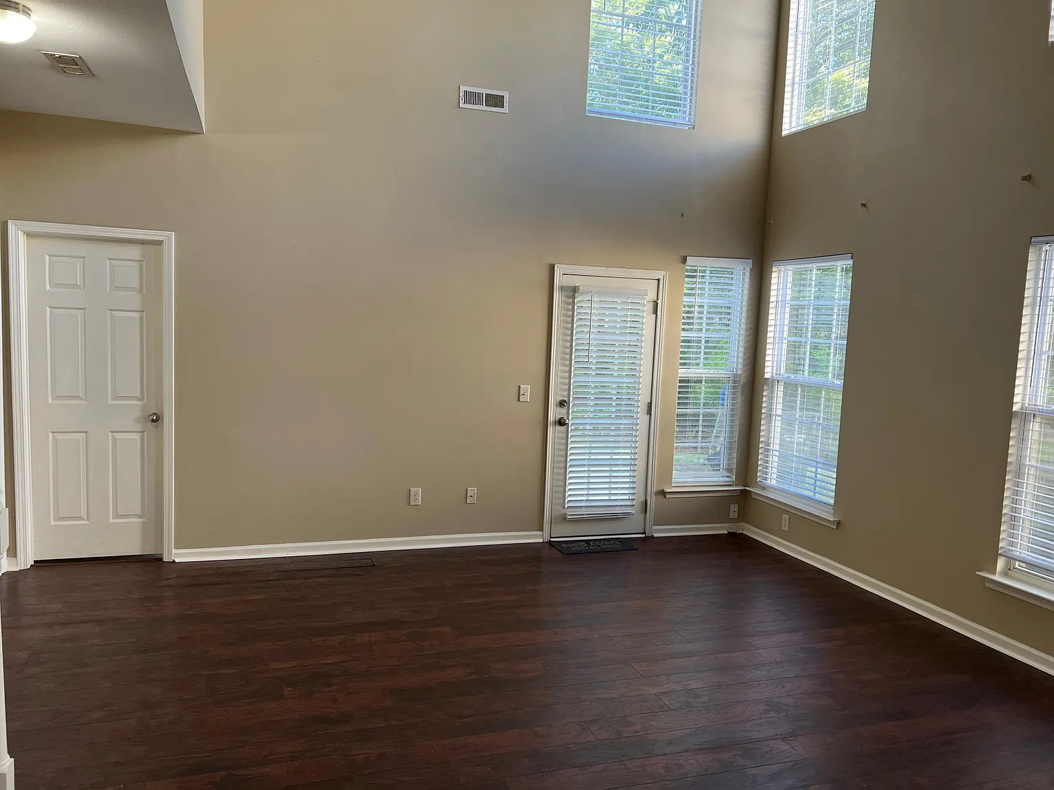 3 bed, 1836 sqft, $1,950 — Photo 3