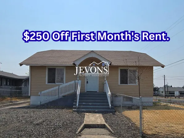 419 W 3rd St, Wapato, WA 98951