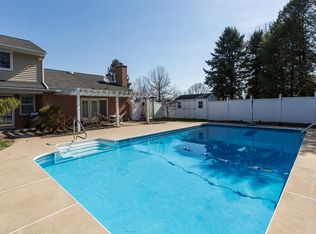 590 Hiview Dr, Lititz, PA 17543