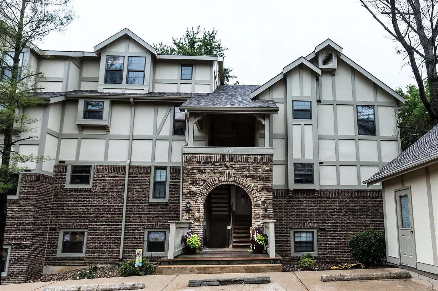 2307 Yosemite Park Ct APT E photo 1