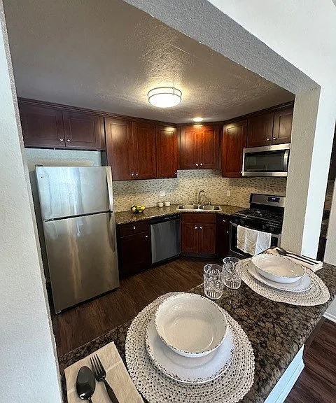 Versailles on the Lake Apartments — Photo 134