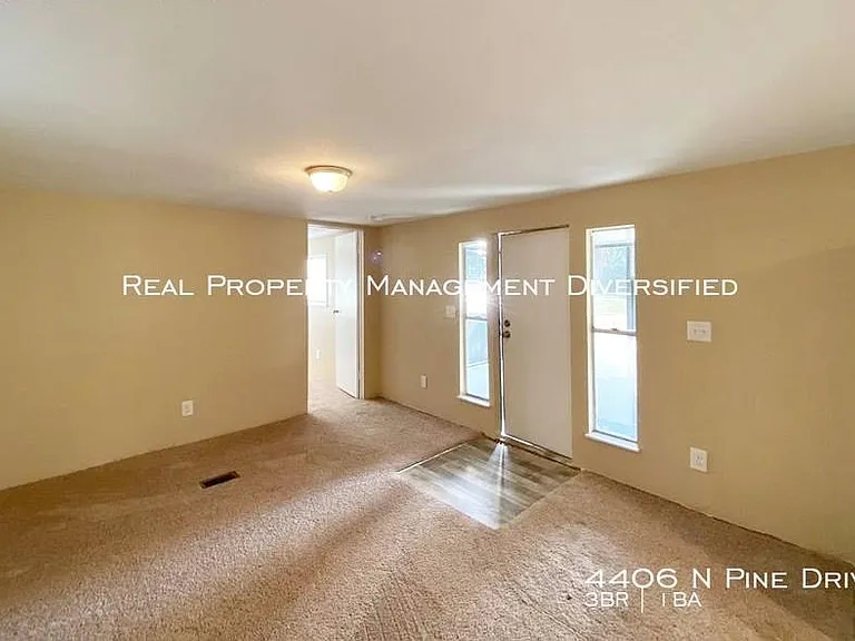 4406 N Pine Dr — Photo 12