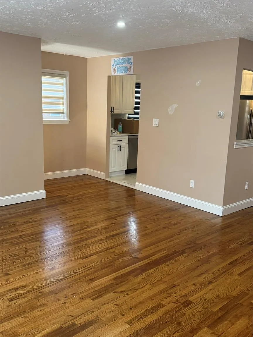 3 bed, 2.0 bath, 2352 sqft, $3,500 — Photo 4