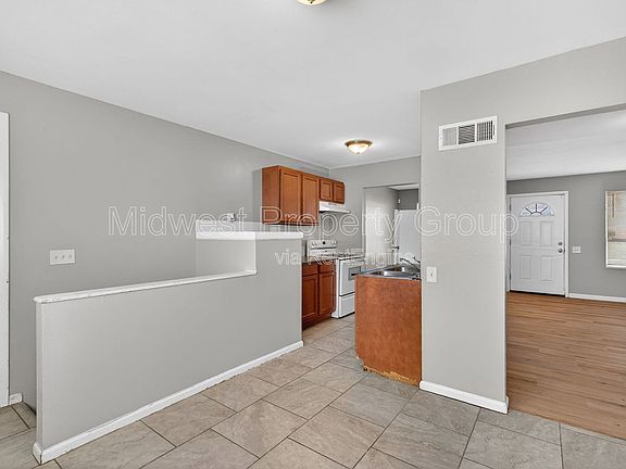 4th image of 2228 Duchess Dr