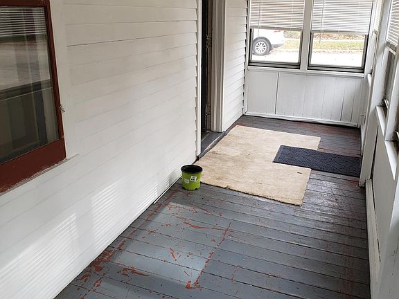 2nd image of 37 Lakeview Pl APT 1