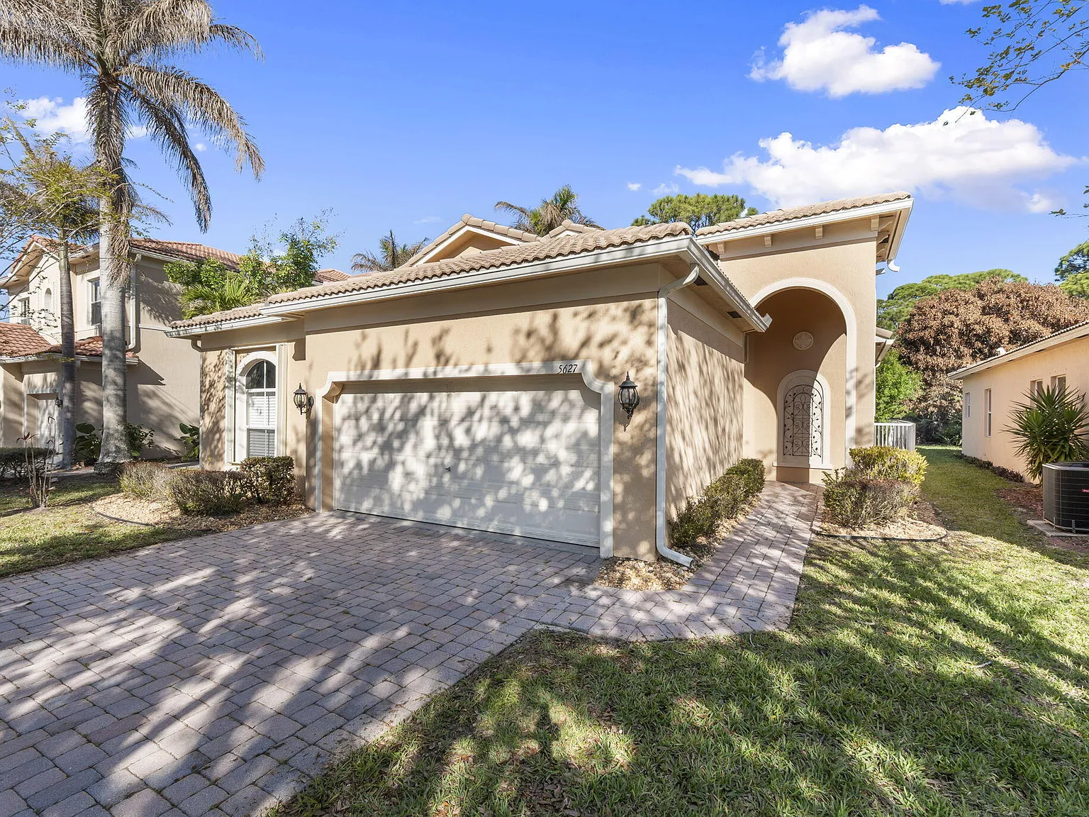 3 bed, 2.0 bath, 1377 sqft, $2,000 — Photo 3