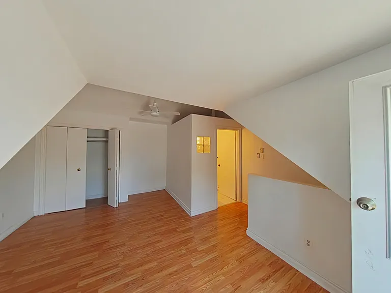998 Queen St E — Photo 12