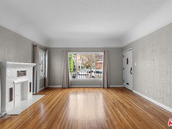5th image of 327 N Ogden Dr