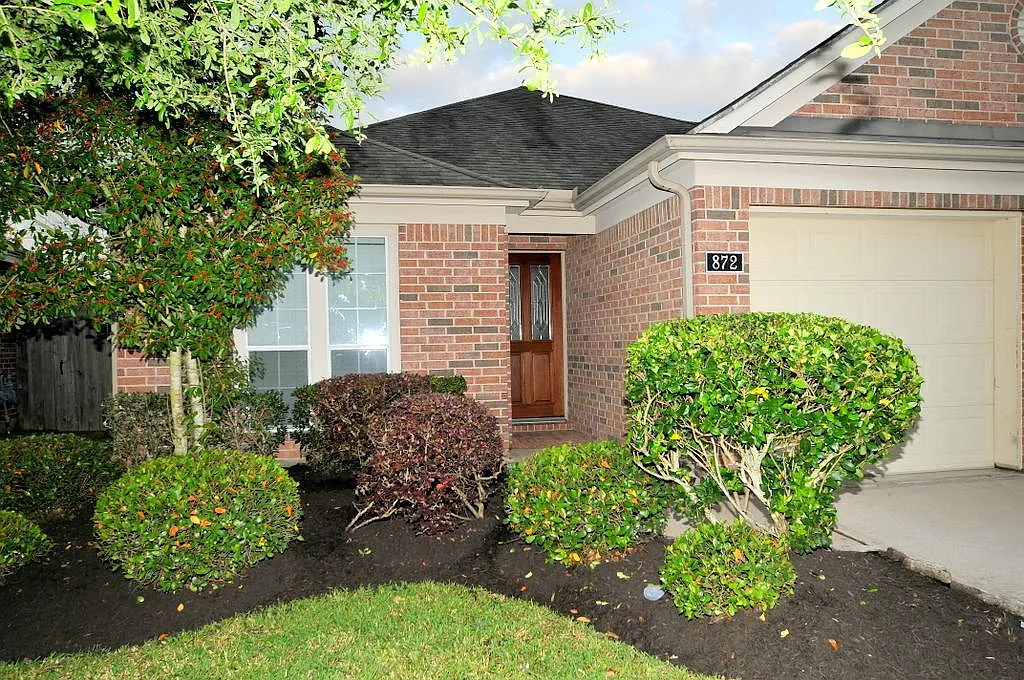 4 bed, 2.0 bath, 1934 sqft, $2,450 — Photo 2