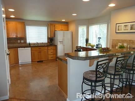 4th image of 2856 NE Kaster Dr