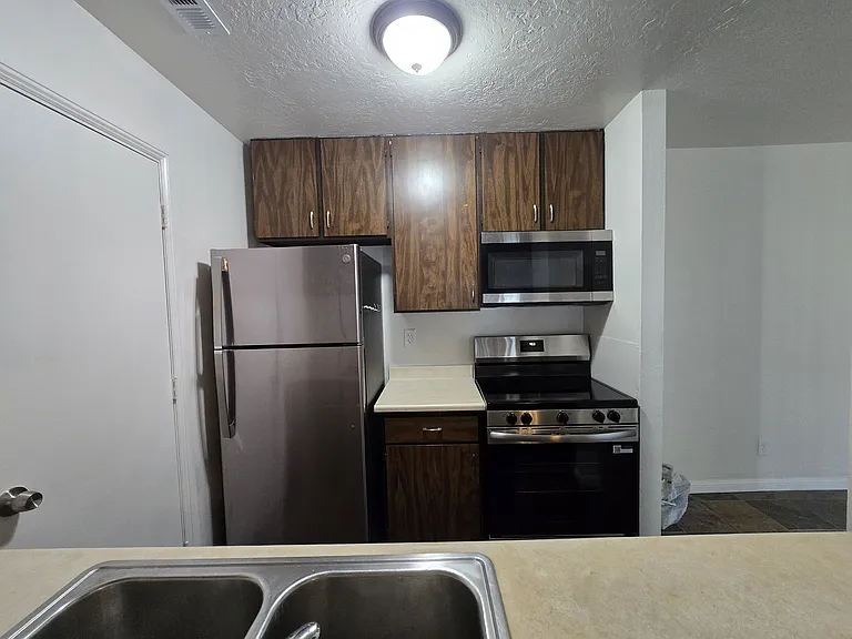 Echo Manor Apartments — Photo 8