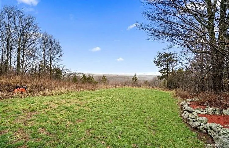 25 Round Hill Rd — Photo 2