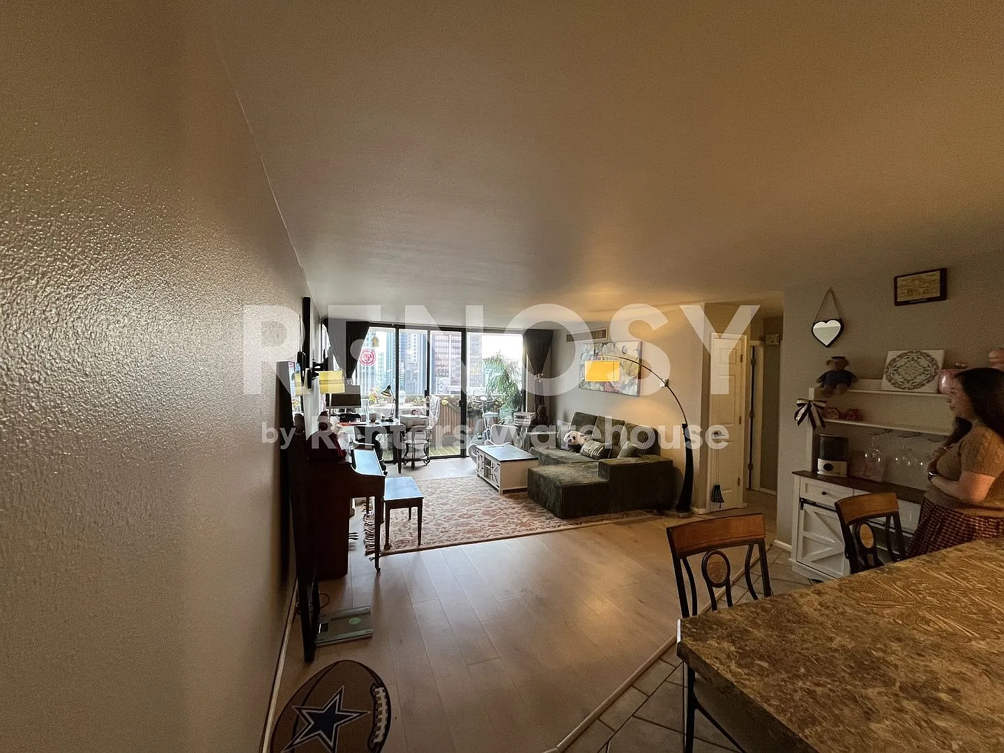 Stunning 2 Bed 2 Bath Apartment downtown that includes parking! — Photo 4