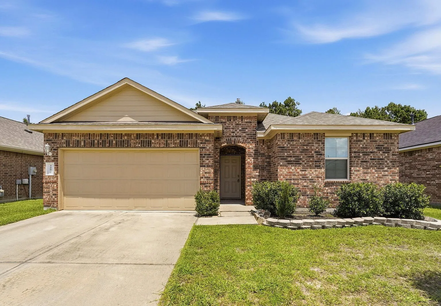 4 bed, 2.0 bath, 2084 sqft, $1,875 — Photo 2