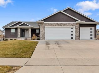 1748 Hoover Trail Cir SW, Cedar Rapids, IA 52404