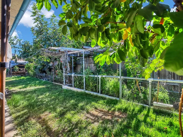 2411 Berry St — Photo 26