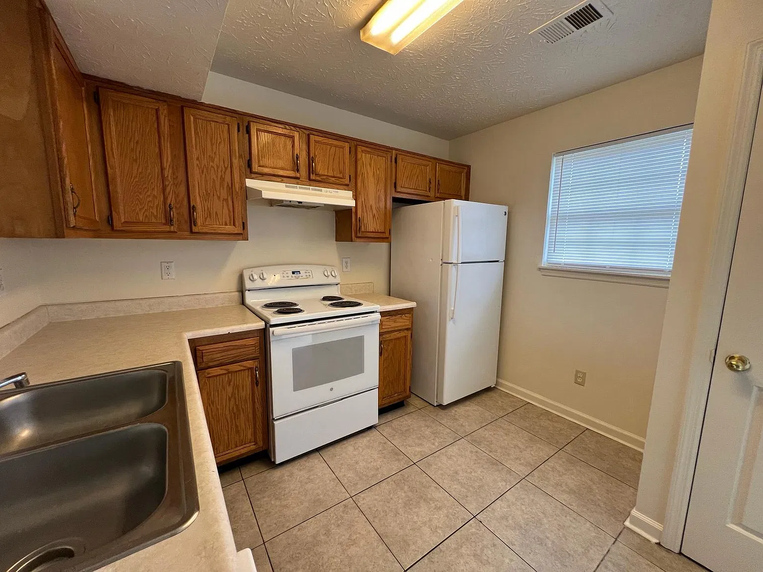 3 bed, 2.5 bath, 1215 sqft, $1,400 — Photo 4