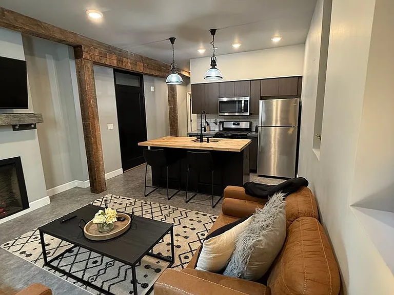 305 N Alaska St — Photo 4
