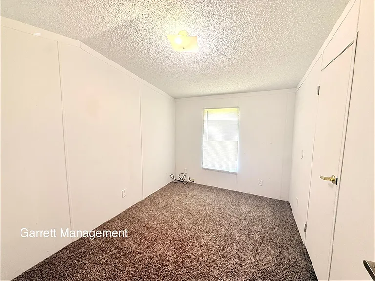 921 Seneca Dr — Photo 12