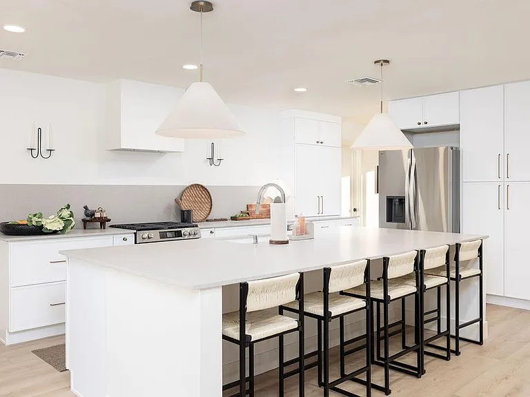 E Claire Dr — Photo 8
