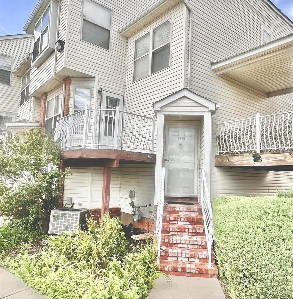 3 bed, 2.5 bath, 1689 sqft, $3,400 — Photo 1