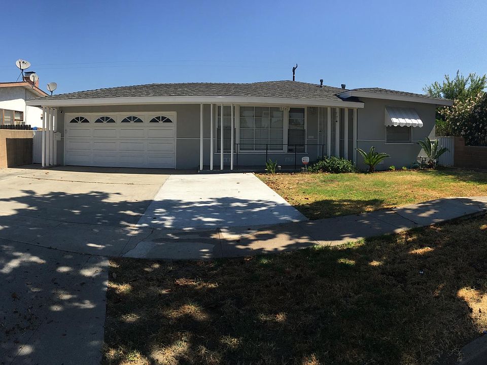 Front with shared parking. GARAGE NOT INCLUDED.