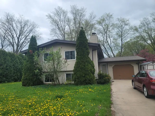 10156 S Nicholson Rd, Oak Creek, WI 53154
