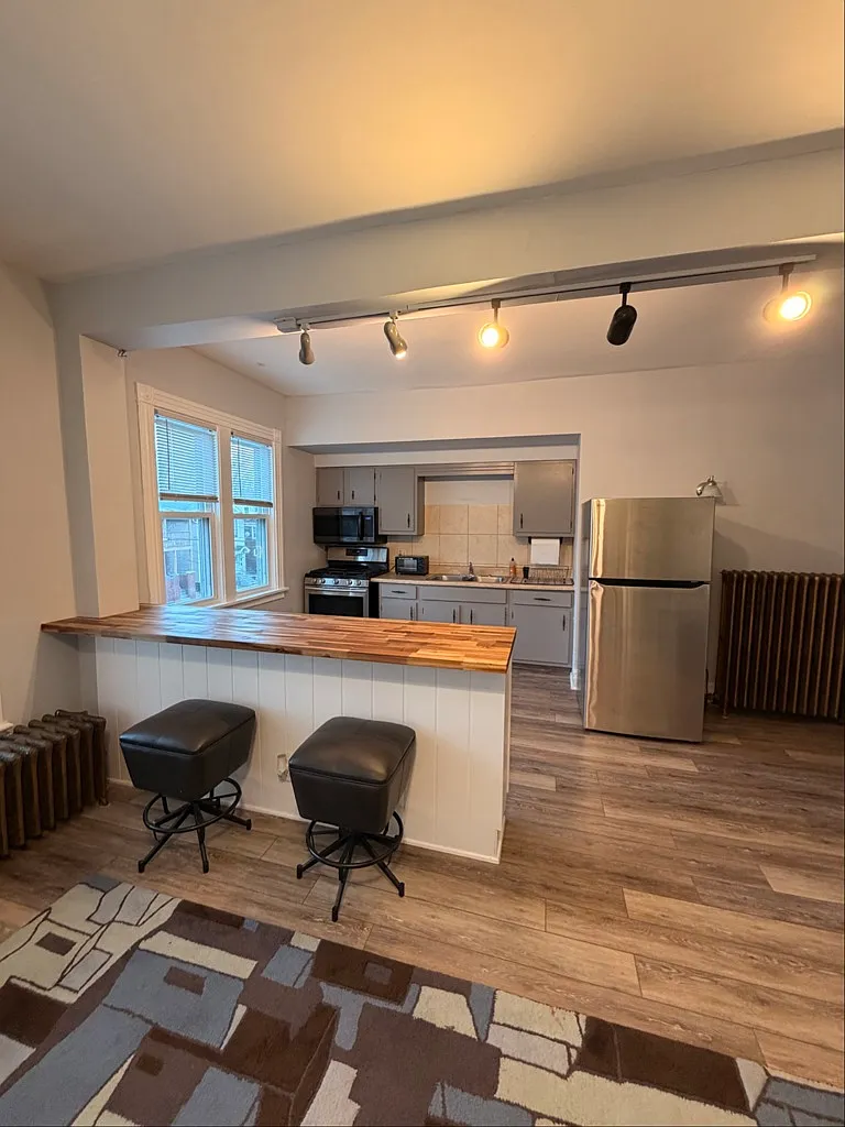 Open concept 2nd floor apartment — Photo 3