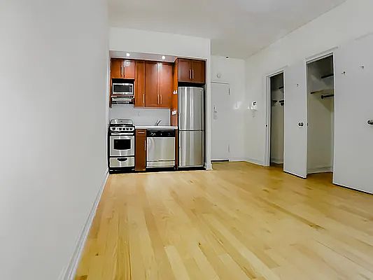 3rd image of 214 E 51st St APT 1g