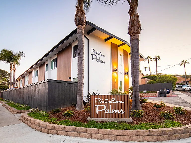 Point Loma Palms — Photo 3