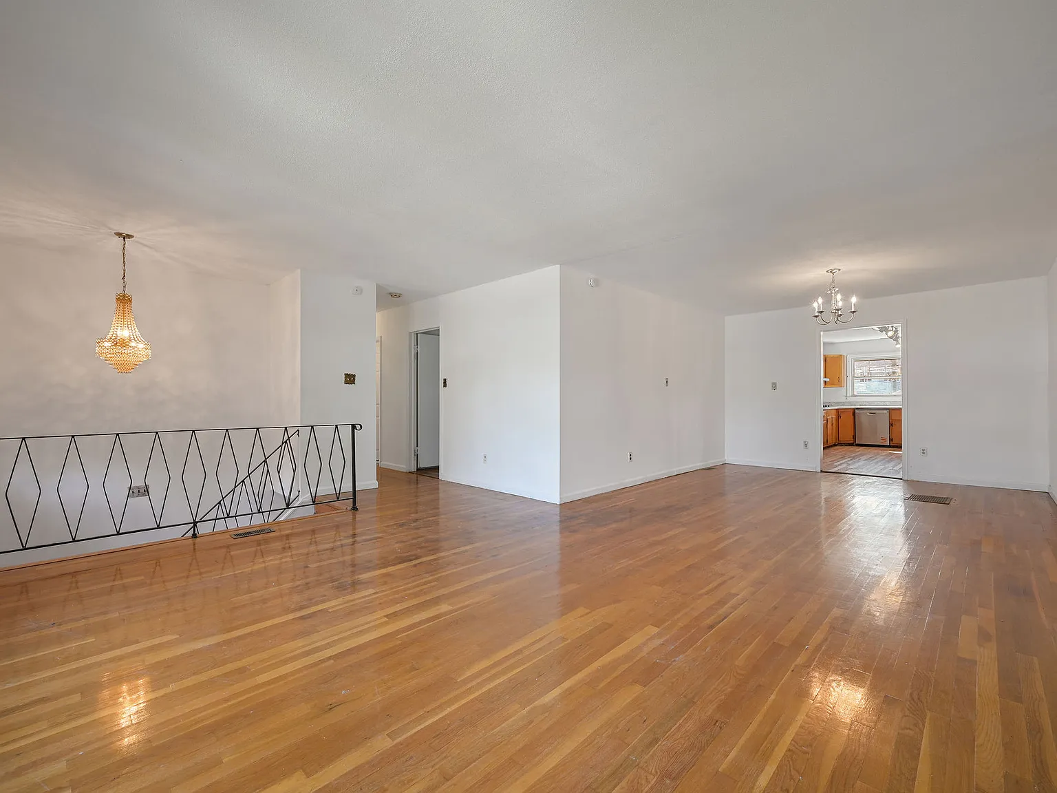 5 bed, 2.5 bath, 2699 sqft, $2,400 — Photo 4