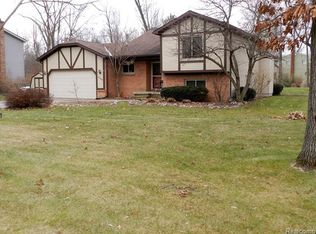 2862 Russell Dr, Howell, MI 48843